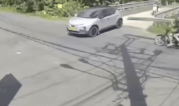 Video người đi xe máy vác vật dài đâm thủng kính ô tô tại ngã tư