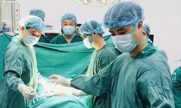 Bác sĩ Bệnh viện Bạch Mai cơ sở Ninh Bình mổ xuyên đêm cứu người đàn ông khỏi liệt