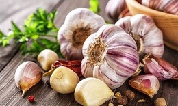 Người bệnh đái tháo đường ăn tỏi mỗi ngày có lợi ích gì?
