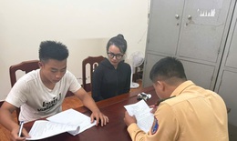 Tịch thu phương tiện của thiếu niên dùng chân điều khiển xe mô tô trên đường