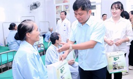 Trao yêu thương đến bệnh nhân khó khăn đang điều trị tại các cơ sở y tế ở Nghệ An
