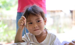 Dinh dưỡng học đường: Từ bữa ăn bán trú đến thay đổi hành vi chăm sóc trẻ