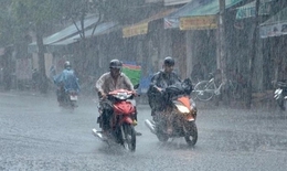 Mưa dông khu vực nội thành Hà Nội giữa cao điểm oi nóng