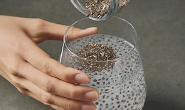 Tại sao cần phải ngâm nở hạt chia trước khi uống?