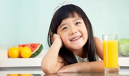 Học sinh nên ăn uống thế nào để không bị mất nước trong ngày hè?
