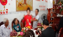 Mẹ chú rể phát biểu đòi vàng mừng cưới trước quan viên hai họ mặc cho người khác can ngăn