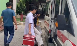 Bệnh viện bố trí xe cứu thương, bác sĩ đưa thí sinh vừa phẫu thuật đi thi lớp 10