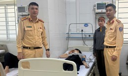 Dùng xuồng cao tốc đưa nữ thuyền viên nghi tai biến đi cấp cứu