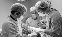 Từ ngồi xe lăn đến đạp xe đưa con đi học, hành trình hồi sinh của bệnh nhân ung thư phổi giai đoạn cuối