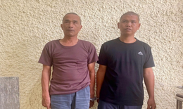 Nhét phong bì vào xe ô tô của công an để xin 'không khởi tố', hai đối tượng bị bắt vì đưa hối lộ