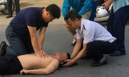Trên đường đi làm về gặp người bất tỉnh bên đường, các y bác sĩ lao vào cấp cứu 

