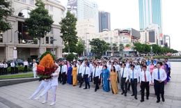 Lãnh đạo TPHCM dâng hoa tưởng nhớ Chủ tịch Hồ Chí Minh