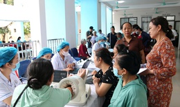 Người dân Hà Nội hào hứng trong ngày đầu khám sức khỏe miễn phí