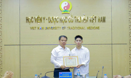 Học viện Y - Dược học cổ truyền Việt Nam khen thưởng kịp thời nam sinh viên cứu người giữa đường