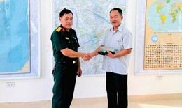 Thiếu tá quân đội trao trả hơn 200 triệu đồng nhặt được trên đường