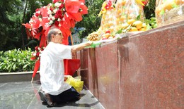 Xúc động dòng người đến tri ân các Anh hùng liệt sĩ tại Công viên Lê Thị Riêng