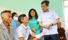 Thứ trưởng Bộ Y tế Trần Văn Thuấn dự chương trình khám sức khỏe miễn phí toàn dân tại Huế