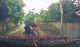 Vừa lái xe vừa mải xem điện thoại, người đàn ông lao thẳng vào đầu ô tô