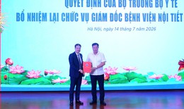 Thứ trưởng Bộ Y tế Đỗ Xuân Tuyên trao quyết định bổ nhiệm lại Giám đốc Bệnh viện Nội tiết Trung ương