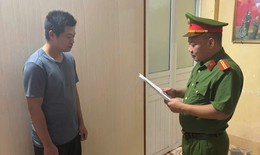 Cởi trần xông vào trụ sở UBND xã, nam thanh niên xúc phạm cán bộ, đập phá tài sản