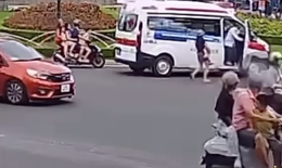 Vẫy xe cấp cứu giữa vòng xoay cứu bé trai ngất lịm, nữ điều dưỡng kể lại giây phút quyết định