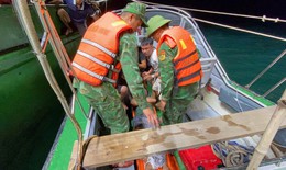 Biên phòng Nghệ An kịp thời cứu thuyền viên bị tai nạn lao động trên biển