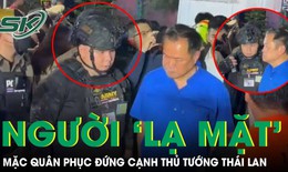 Người đàn ông 'lạ mặt' mặc quân phục, tiếp cận Thủ tướng Thái Lan trong vụ cháy quán bar