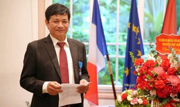 Giáo sư Việt Nam dành gần 40 năm chống suy dinh dưỡng nhận Huân chương của Pháp