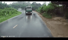 Video vụ xe đầu kéo lấn làn gây tai nạn ở Thái Nguyên khiến 11 người bị thương