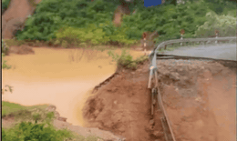 Quốc lộ 12 đoạn qua Lai Châu bị lũ cuốn bay nền đường, khi nào mới thông xe?