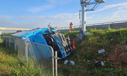Xe tải lao khỏi cao tốc, hai người thương vong