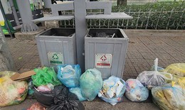 Thùng rác công cộng kết hợp khai thác quảng cáo tại Hà Nội bị bịt kín và treo biển cấm vì ô nhiễm tràn lan