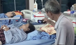 Giữa phòng bệnh, cụ ông lặng lẽ quay từng khoảnh khắc của vợ khiến ai xem cũng rưng rưng