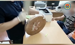 Thủ đoạn tinh vi giấu 2 bánh heroin trong thớt gỗ, clip phá án thu hút hàng triệu lượt xem