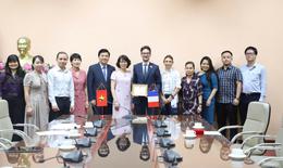 Bộ Y tế trao tặng Kỷ niệm chương 'Vì sức khỏe nhân dân' cho Tùy viên Hợp tác Y tế, Đại sứ quán Cộng hòa Pháp tại Việt Nam