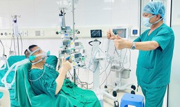 Mang bình oxy đi từ Nam ra Bắc tìm sự sống, người đàn ông 59 tuổi được hồi sinh từ nghĩa cử của cô gái 22 tuổi