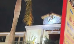 Cảnh sát dùng xe thang cứu người đàn ông có biểu hiện bất thường trên mái nhà 3 tầng