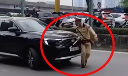 Nghẹt thở khoảnh khắc ô tô lao tới, ủi CSGT rồi tăng ga rời hiện trường