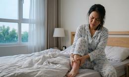 5 bài tập trên giường giúp giảm cứng khớp buổi sáng