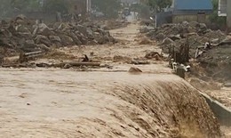 Lũ lại ào ào tràn về Mường Than gây ách tắc giao thông, xuất hiện hàng trăm điểm có nguy cơ lũ quét và sạt lở 