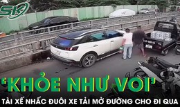 Tài xế nhấc đuôi xe tải mở đường, dân mạng tròn mắt ví "khỏe như voi"