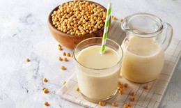 Uống sữa đậu nành có làm tăng kích thước vòng 1 cho thiếu nữ?