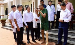 Nụ cười người thương binh trong ngày nhận chiếc chân giả mới