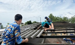 Lữ đoàn 175 giúp người dân Cà Mau dựng lại mái nhà sau giông lốc