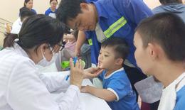 Ba người cùng cân một em nhỏ trong ngày khám sức khỏe đặc biệt