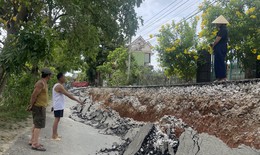 Người dân bất an vì đoạn đường trước nhà bỗng nứt toác, sụt lún hơn 2m
