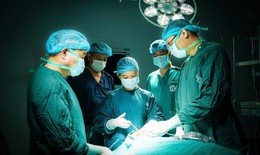 Chuyến xe trong mưa lúc 5h sáng của bác sĩ Bạch Mai và cuộc chạy đua giữ lại gương mặt nguyên vẹn cho người bệnh