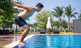 Bơi lội ngày nắng nóng: Cách phòng sốc lạnh khi xuống nước