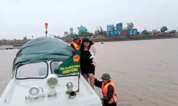 Bão số 1: Sản phụ vỡ ối được bộ đội biên phòng chở xuồng từ đảo vào đất liền cấp cứu