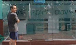 Vừa rút tiền ở cây ATM, người phụ nữ bị hai đối tượng bám theo cướp giật